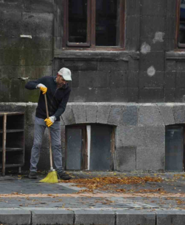 Karsta Temi̇zli̇k İşçi̇leri̇ni̇n Yaprak Mesai̇si̇ Başladı