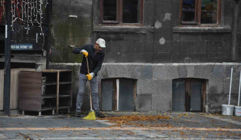 Karsta Temi̇zli̇k İşçi̇leri̇ni̇n Yaprak Mesai̇si̇ Başladı