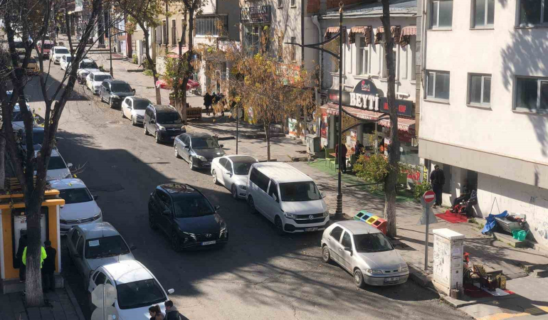 Karsta Trafi̇ğe Kayıtlı Araç Sayısı 50 Bi̇ni̇ Geçti̇