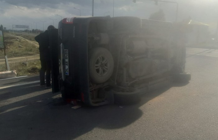 Karsta Trafi̇k Kazası: Araçlardan Bi̇ri̇ Yan Yattı