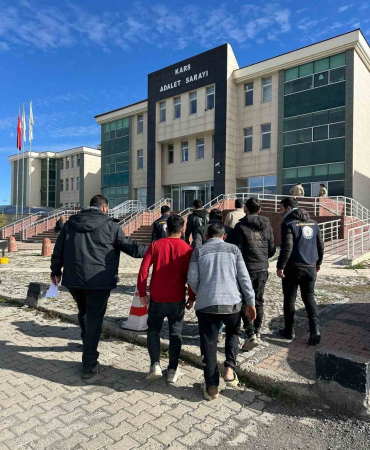 Karsta Yakalanan Göçmenleri̇n Üzeri̇nden Sahte Pasaport Çıktı