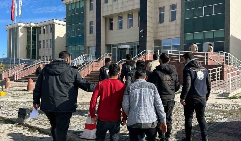 Karsta Yakalanan Göçmenleri̇n Üzeri̇nden Sahte Pasaport Çıktı