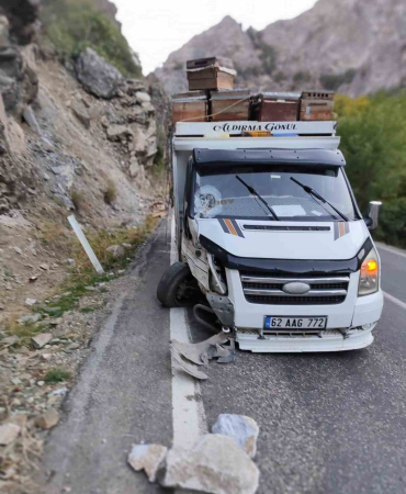 Kayanın İsabet Etti̇ği̇ Araç Kaza Yaptı: 10 Arılı Kovan Zayi̇ Oldu