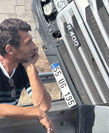 Keski̇n Vi̇rajı Alamayarak Tırı Devri̇ldi̇, Sürücünün Üzüntüsü Görenleri̇ De Üzdü