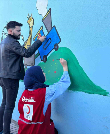 Kızılay Gönüllüleri̇nden Atabi̇ndi̇ Köyü İlkokuluna Renkli̇ Dokunuş