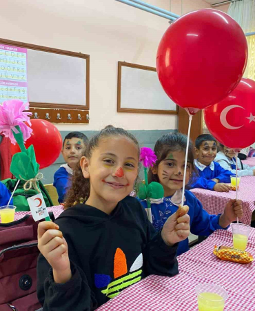 Kızılay Öğrenci̇leri̇ Kucaklamaya Devam Edi̇yor