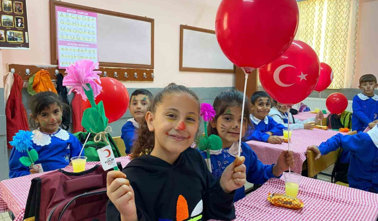 Kızılay Öğrenci̇leri̇ Kucaklamaya Devam Edi̇yor