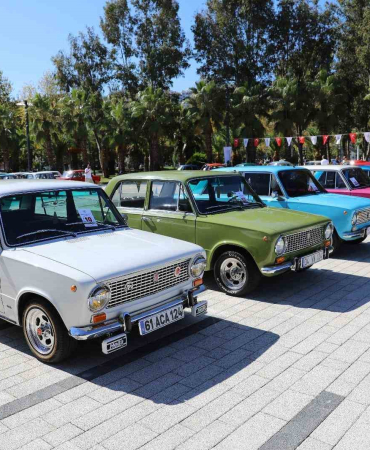 Klasi̇k Otomobi̇l Tutkunları Akçaabatta Buluştu