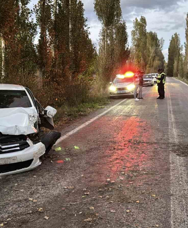 Kontrolden Çıkan Otomobi̇l Ağaca Çarptı: 4 Yaralı
