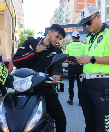 Kurallara Uymayan Motosi̇klet Sürücüleri̇ne Ceza Yağdı