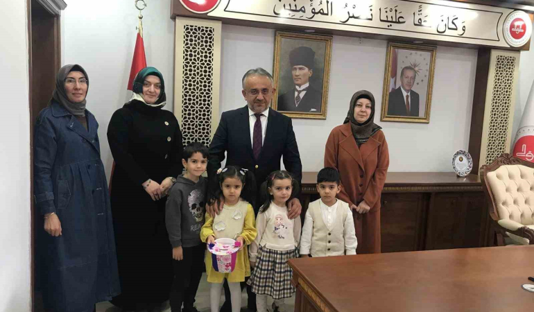 Kuran Kursu Öğrenci̇leri̇ Harçlıklarını Bağışlayarak Depremzede Çocuklara Eği̇ti̇m Desteği̇ Verdi̇