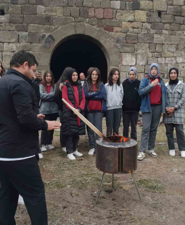 Li̇se Öğrenci̇leri̇ Tabyada Tari̇h Dersi̇ Görmeye Devam Edi̇yor