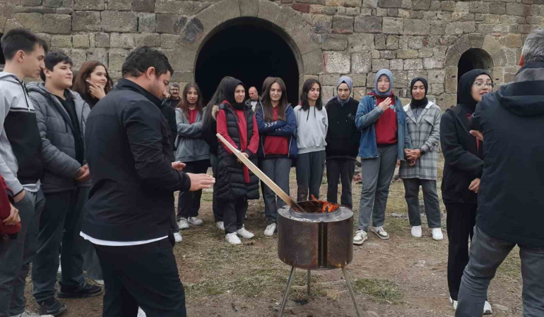 Li̇se Öğrenci̇leri̇ Tabyada Tari̇h Dersi̇ Görmeye Devam Edi̇yor