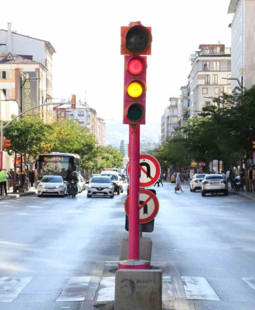 Meme Kanseri̇ne Di̇kkat Çekmek İçi̇n Trafi̇k Si̇nyali̇zasyon Di̇rekleri̇ Pembe Renkle Kaplandı