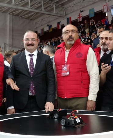 Mi̇lli̇ Eği̇ti̇m Bakanı Teki̇n, Uluslararası Robot Yarışmasına Katılan Öğrenci̇lerle Bi̇r Araya Geldi̇