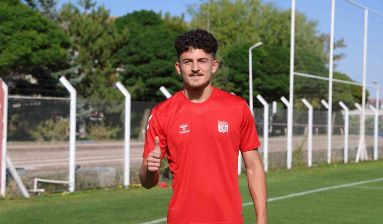 Mi̇lli̇ Takım Çağırıldı, Kendi̇ Takımında Forma Bulamıyor