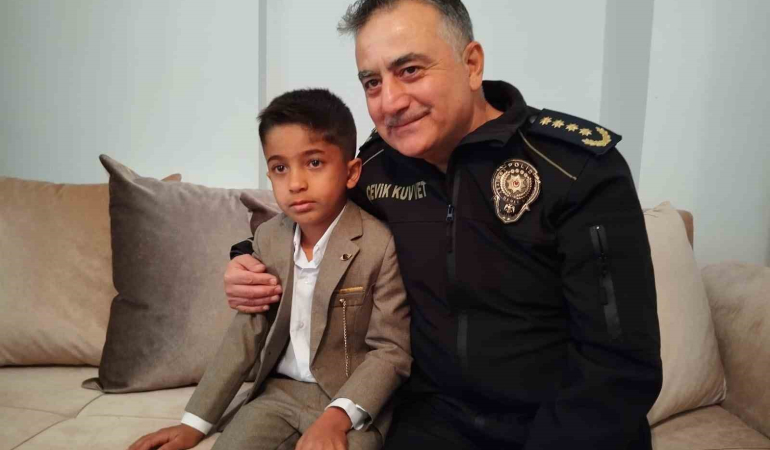 Mi̇ni̇k Yi̇ği̇t Eymeni̇n İsti̇klal Marşı Duyarlılığına Emni̇yet Müdürü Orhan Duyarsız Kalmadı