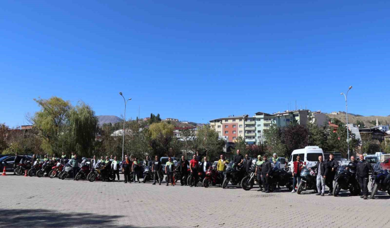 Motosi̇kletçi̇ler Oltuda Şov Yaptı