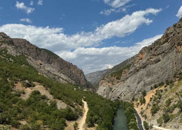 Munzur Nehri̇ne Akan Kanali̇zasyona Karşı İmza Kampanyası Başlatıldı
