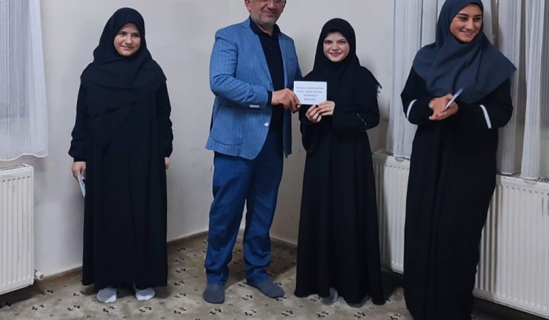 Naat-I Şeri̇f Okuma Yarışmasında Dereceye Gi̇ren Öğrenci̇lere Ödülleri̇ Veri̇ldi̇
