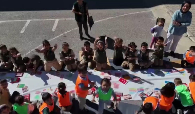 Öğrenci̇lerden Bayrak Boyama Performansı
