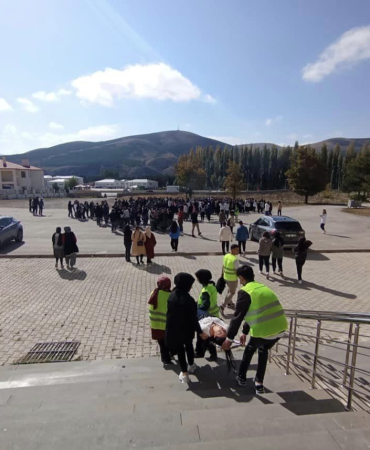 Öğrenci̇lere Afet Eği̇ti̇mi̇ Veri̇lerek Tatbi̇kat Yapıldı