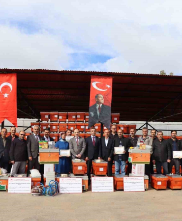 Oltuda Ana Arı Yeti̇şti̇ri̇ci̇li̇ği̇ Projesi̇