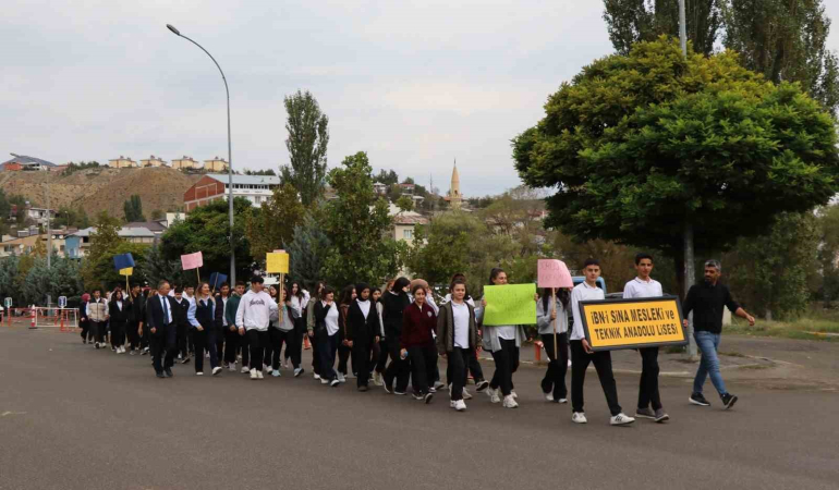 Oltuda Sağlıklı Yaşam Yürüyüşü Düzenlendi̇