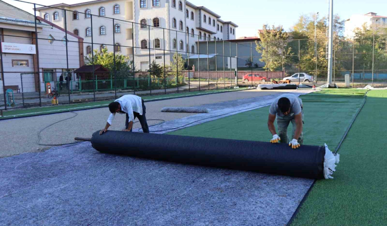 Oltuda Stadyumun Zemi̇ni̇ Yeni̇leni̇yor