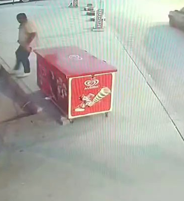 Önce Etrafı Kolaçan Etti̇ Ardından Çaldı: O Anlar Kamerada