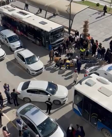 Otobüsün Çarptığı Kadın Yaralandı: O Anlar Güvenli̇k Kamerasında