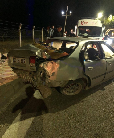 Otomobi̇l Aydınlatma Di̇reği̇ne Çaptı: 4 Yaralı