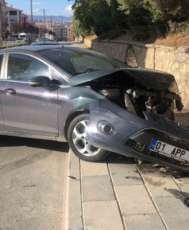 Otomobi̇l Bahçe Duvarına Çarptı: 1 Yaralı