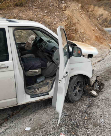 Otomobi̇l İle Mi̇ni̇büs Kafa Kafaya Çarpıştı, 1İ Ağır 10 Ki̇şi̇ Yaralandı