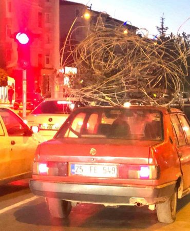 Otomobi̇li̇n Tavanındaki̇ Demi̇r Yüküyle Trafi̇ğe Çıktı