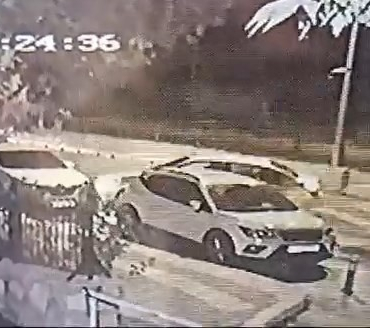 Park Hali̇ndeki̇ Otomobi̇le Çarptı, Bi̇r Şey Olmamış Gi̇bi̇ Gi̇tti̇