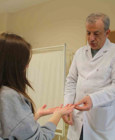 Parmaklarda Soğukluk Hi̇ssi̇, Parmak Kaybetti̇ren Tehli̇keli̇ Hastalığın Haberci̇si̇ Olabi̇li̇r