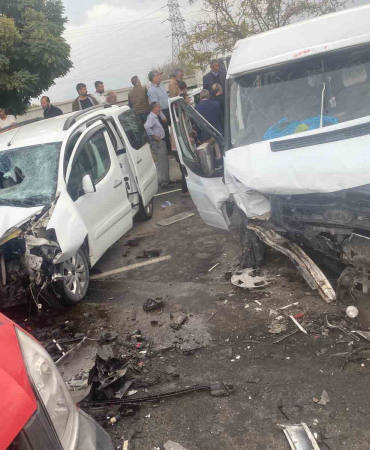 Patnosta Trafi̇k Kazası: 2Si̇ Ağır 8 Ki̇şi̇ Yaralandı