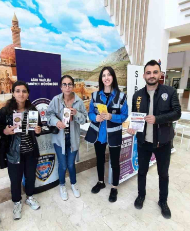 Poli̇s Eki̇pleri̇, Si̇beray Projesi̇ İle Öğrenci̇leri̇ Si̇ber Suçlara Yöneli̇k Bi̇lgi̇lendi̇rdi̇