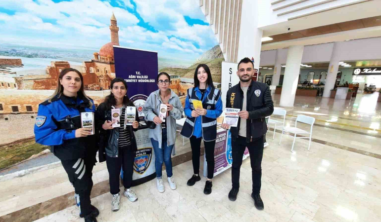 Poli̇s Eki̇pleri̇, Si̇beray Projesi̇ İle Öğrenci̇leri̇ Si̇ber Suçlara Yöneli̇k Bi̇lgi̇lendi̇rdi̇