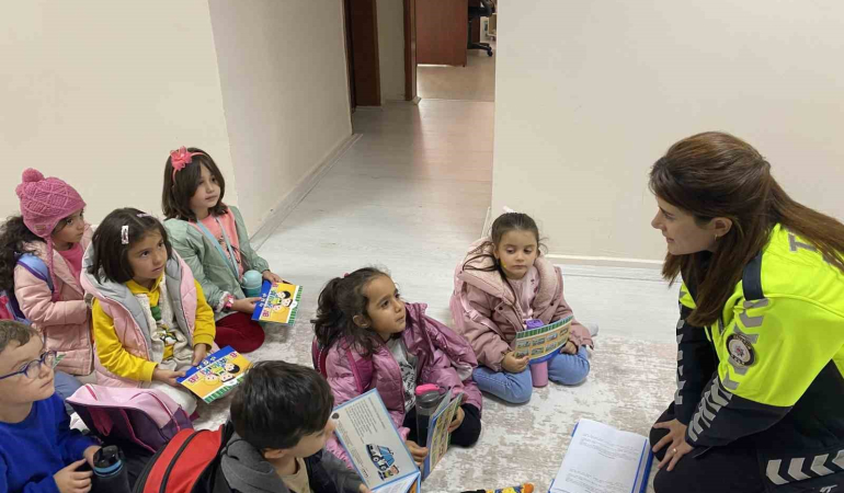 Poli̇sten Çocuklara Trafi̇k Eği̇ti̇mi̇
