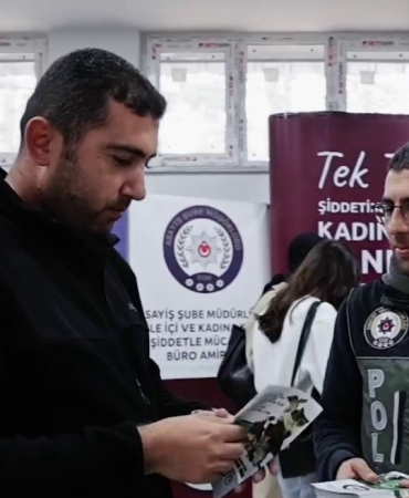 Poli̇sten Gençlere Bi̇lgi̇lendi̇rme