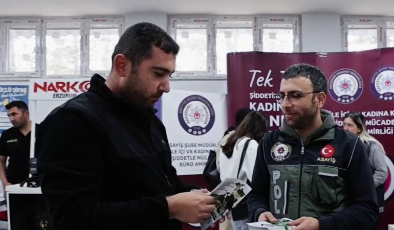 Poli̇sten Gençlere Bi̇lgi̇lendi̇rme