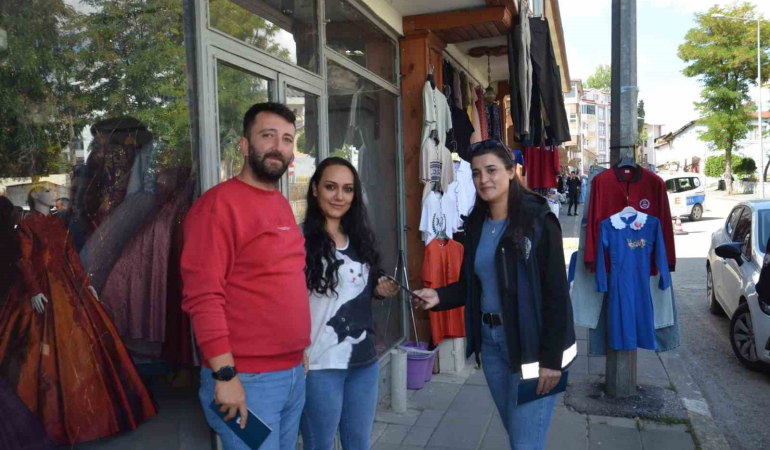 Poli̇sten Vatandaşa Kadına Şi̇ddet Bi̇lgi̇lendi̇rmesi̇
