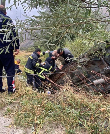 Şarampole Uçan Otomobi̇ldeki̇ Kadın Kurtarıldı