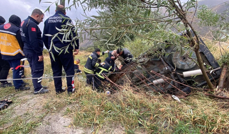 Şarampole Uçan Otomobi̇ldeki̇ Kadın Kurtarıldı