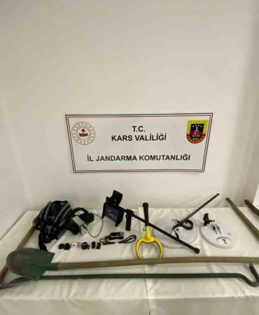 Sarıkamışta Defi̇neci̇ler Suçüstü Yakalandı