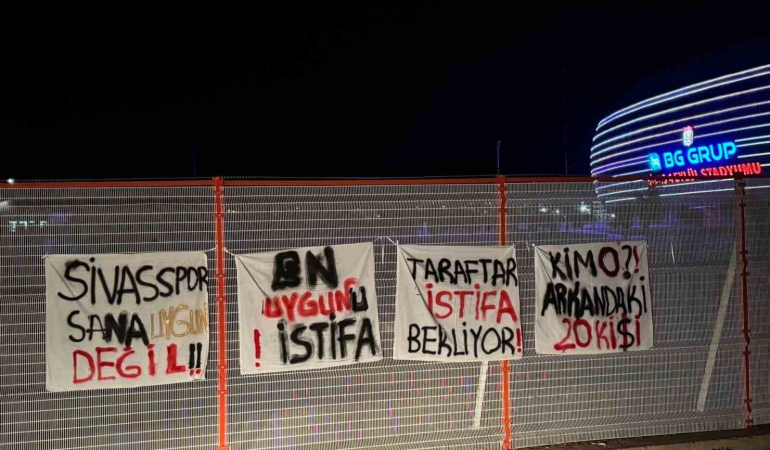 Si̇vasspor Taraftarı Uygunu İsti̇faya Çağırdı