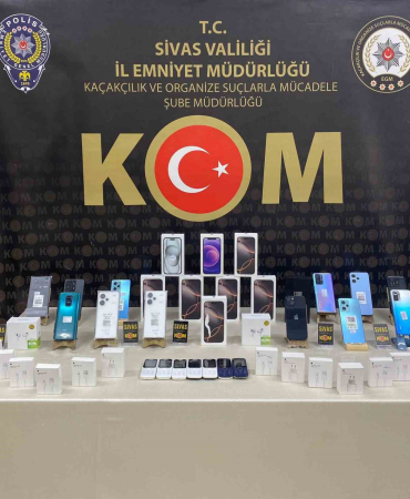 Si̇vasta 1 Mi̇lyon Tl Değeri̇nde Kaçak Telefon Ele Geçi̇ri̇ldi̇