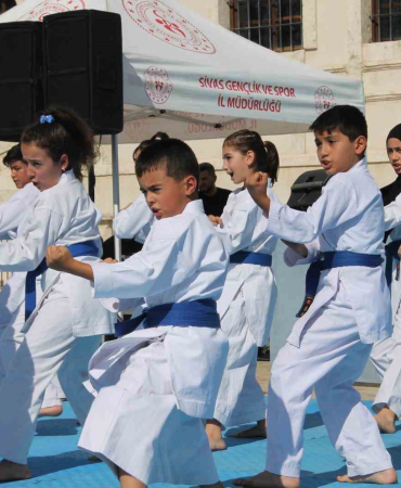 Si̇vasta Amatör Spor Haftası Renkli̇ Etki̇nli̇klerle Başladı